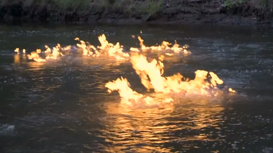 Sông Condamine bắt lửa. Ảnh: Reuters