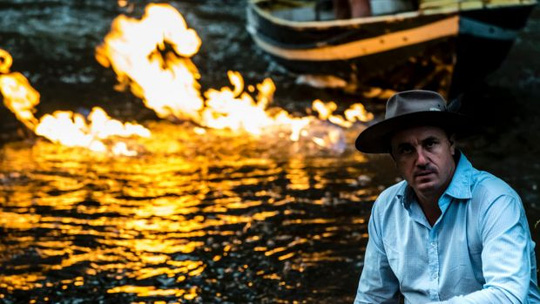 Ông Jeremy Buckingham đã thử đốt lửa trên sông để chứng minh sự hiện diện của khí metan. Ảnh: brisbanetimes