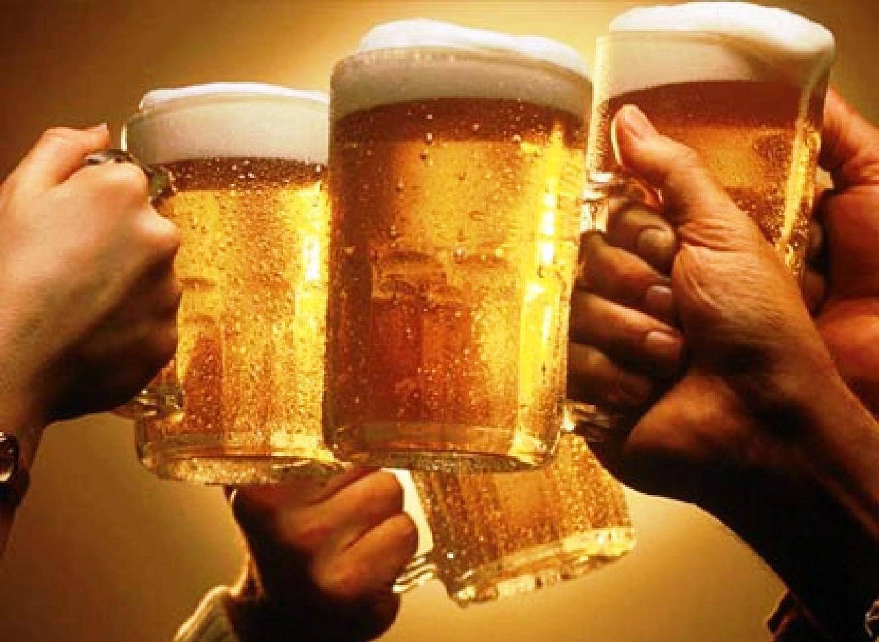 Hàng năm có 157,000 người nhập viện do sử dụng nhiều bia rượu - Ảnh minh họa