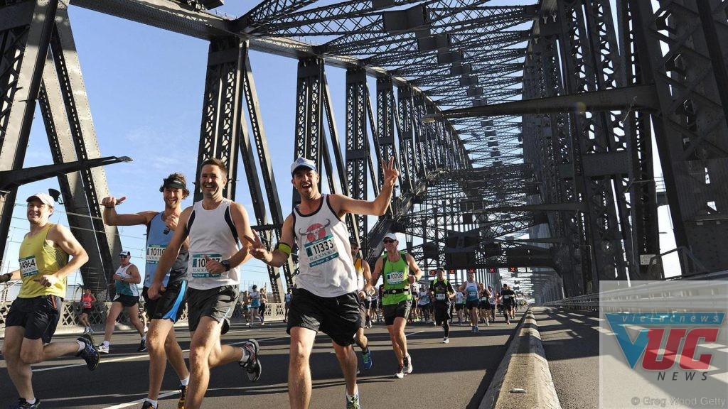 Sydney's Running Festival trên cầu Harbour Bridge (Credit: Greg Wood/Getty)